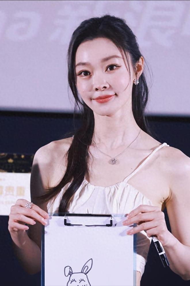 开云体育官方网站-35岁宋轶鼻子嘴巴变大医美过度甩锅化妆师事业和爱情成了笑话